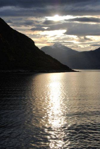 Einfahrt in den zwei km breiten und 30 km langen Fjord.