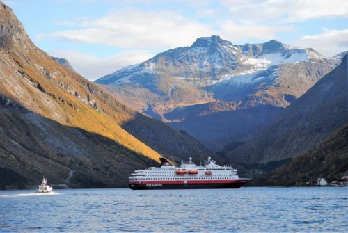 Gebirge mit Schiff.