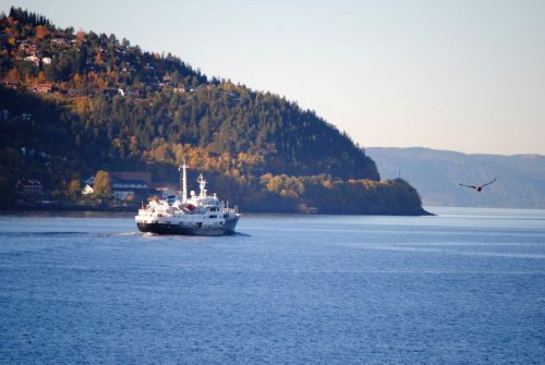 Die MS Lofoten beim Auslaufen.