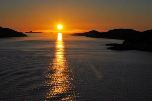 Sonnenuntergang noch nicht ganz oberhalb des Polarkreises.