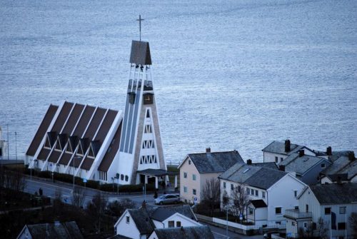 Die protestantische Kirche von 1961. Die Form ist von den Gestellen zum Trocknen von Fisch nachempfunden.