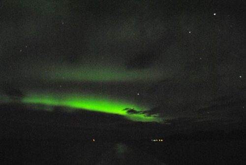 Die Wolken geben dem Nordlicht eine neue Form.