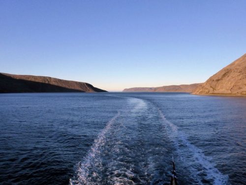 Rechts Insel, links Festland, dazwischen Rentiere.