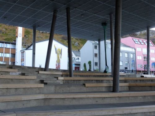 Kirche mit Kunsthallenvorhalle.