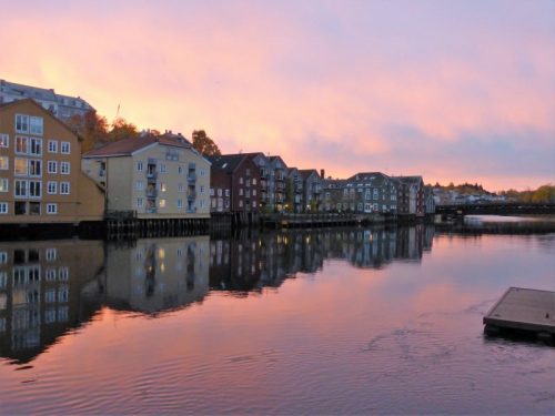 Morgenrot über Trondheim.